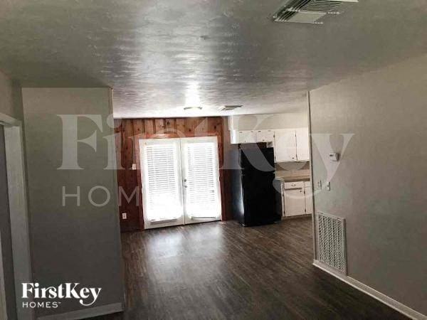 3105 Mckinney Dr - Photo 2 of 10