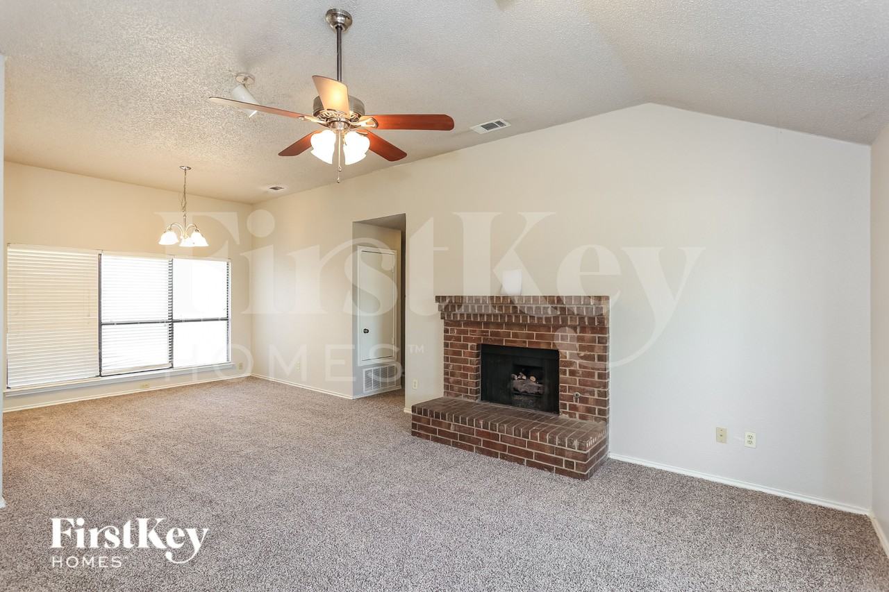 2321 Lakeshore Ln - Photo 3 of 15