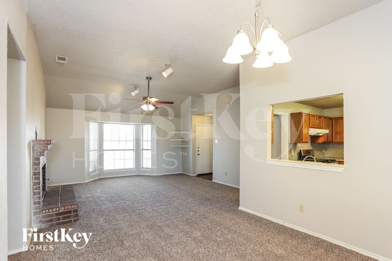 2321 Lakeshore Ln - Photo 4 of 15
