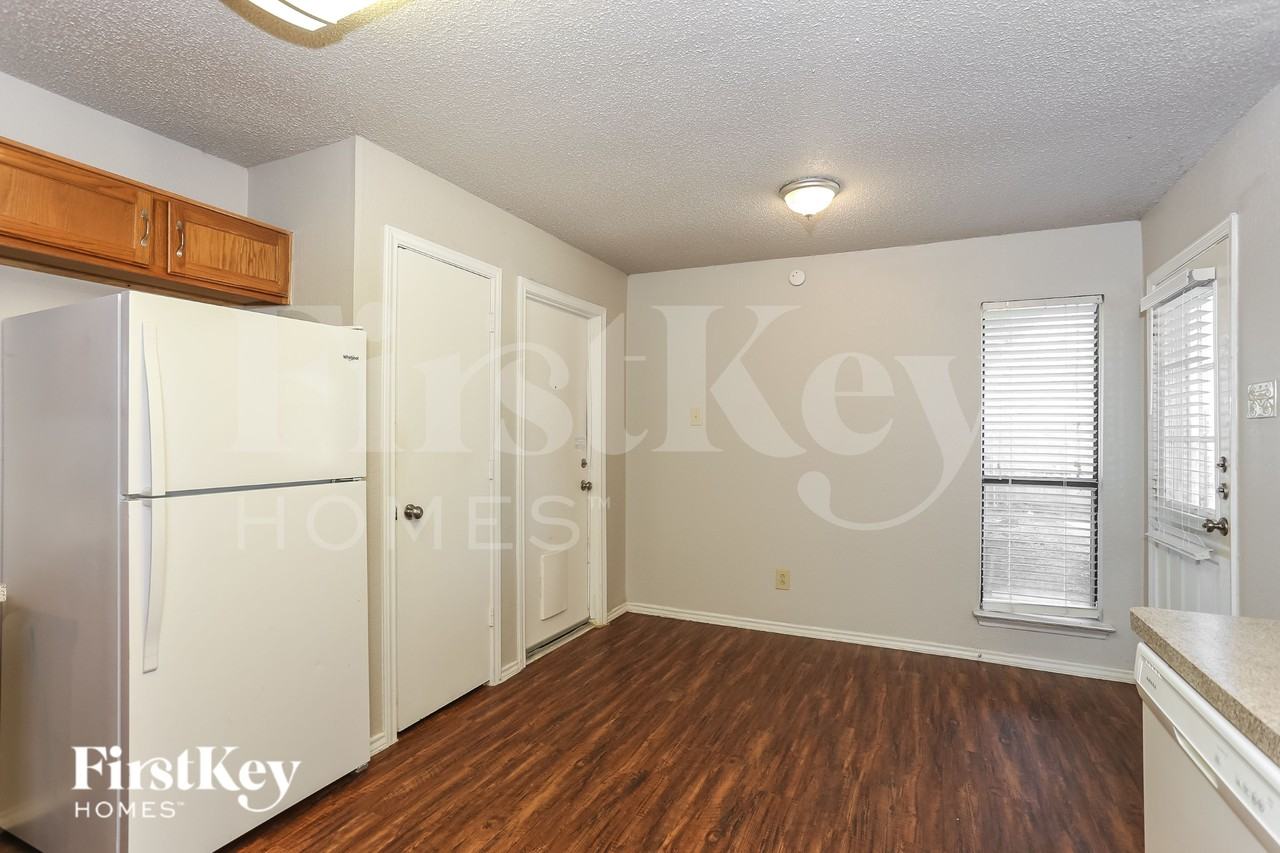2321 Lakeshore Ln - Photo 5 of 15