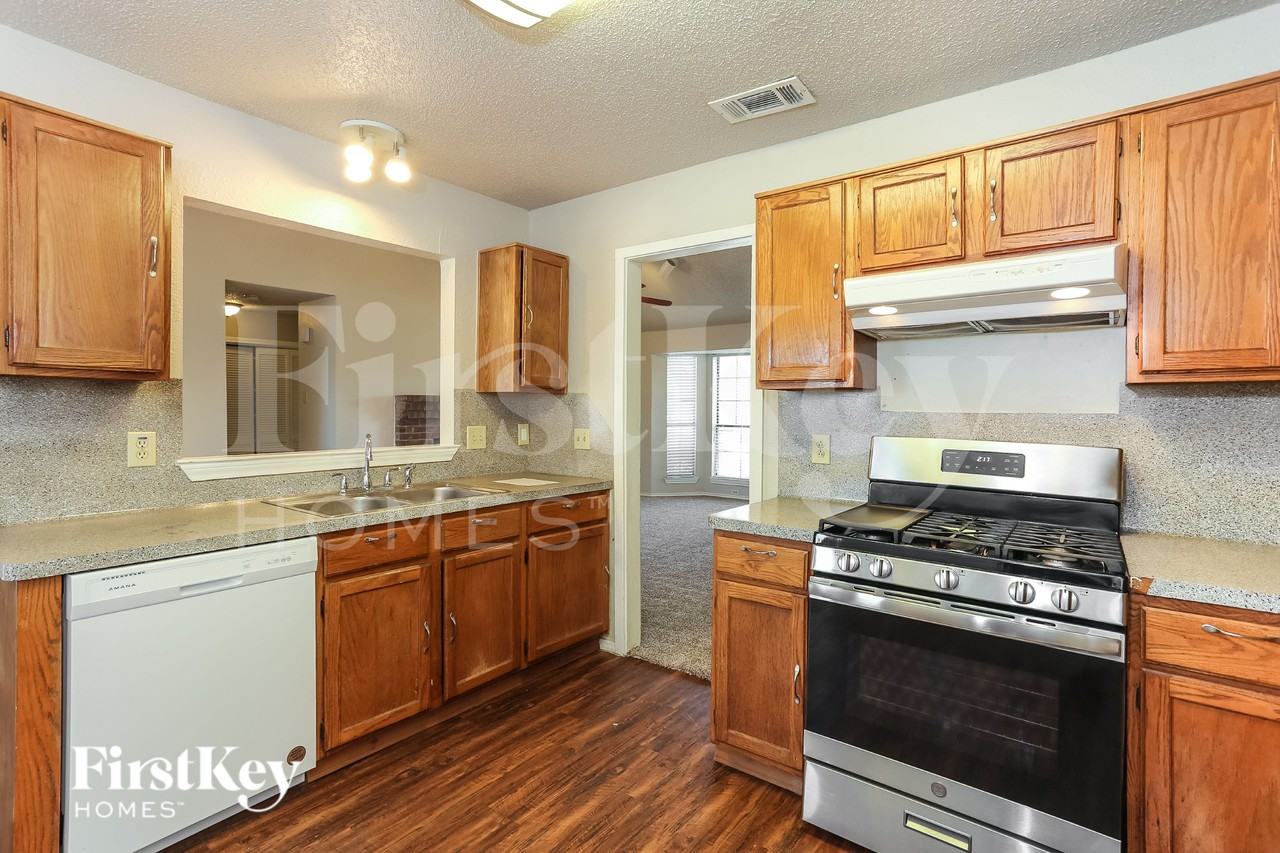 2321 Lakeshore Ln - Photo 6 of 15
