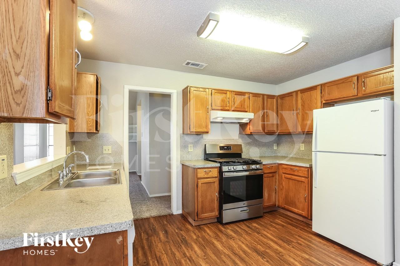 2321 Lakeshore Ln - Photo 7 of 15