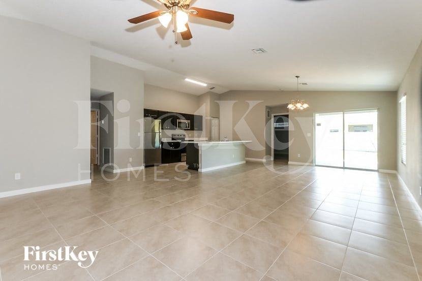 1426 Sw Oriole Ln - Photo 4 of 15