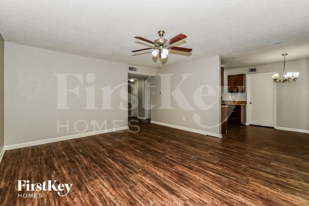 1418 Eagle Pass Dr - Photo 4 of 16
