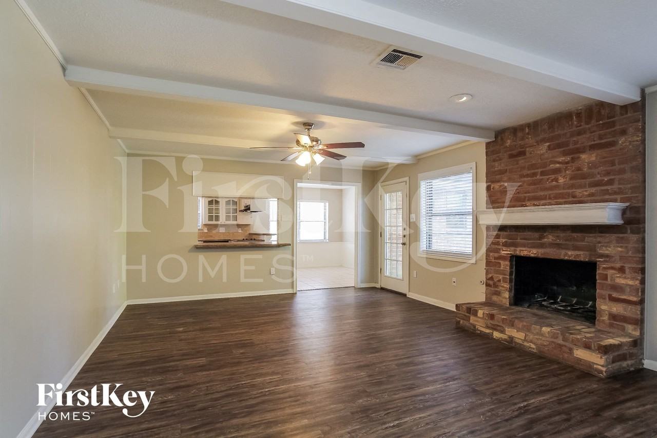 11914 Gardenglen Dr - Photo 3 of 15