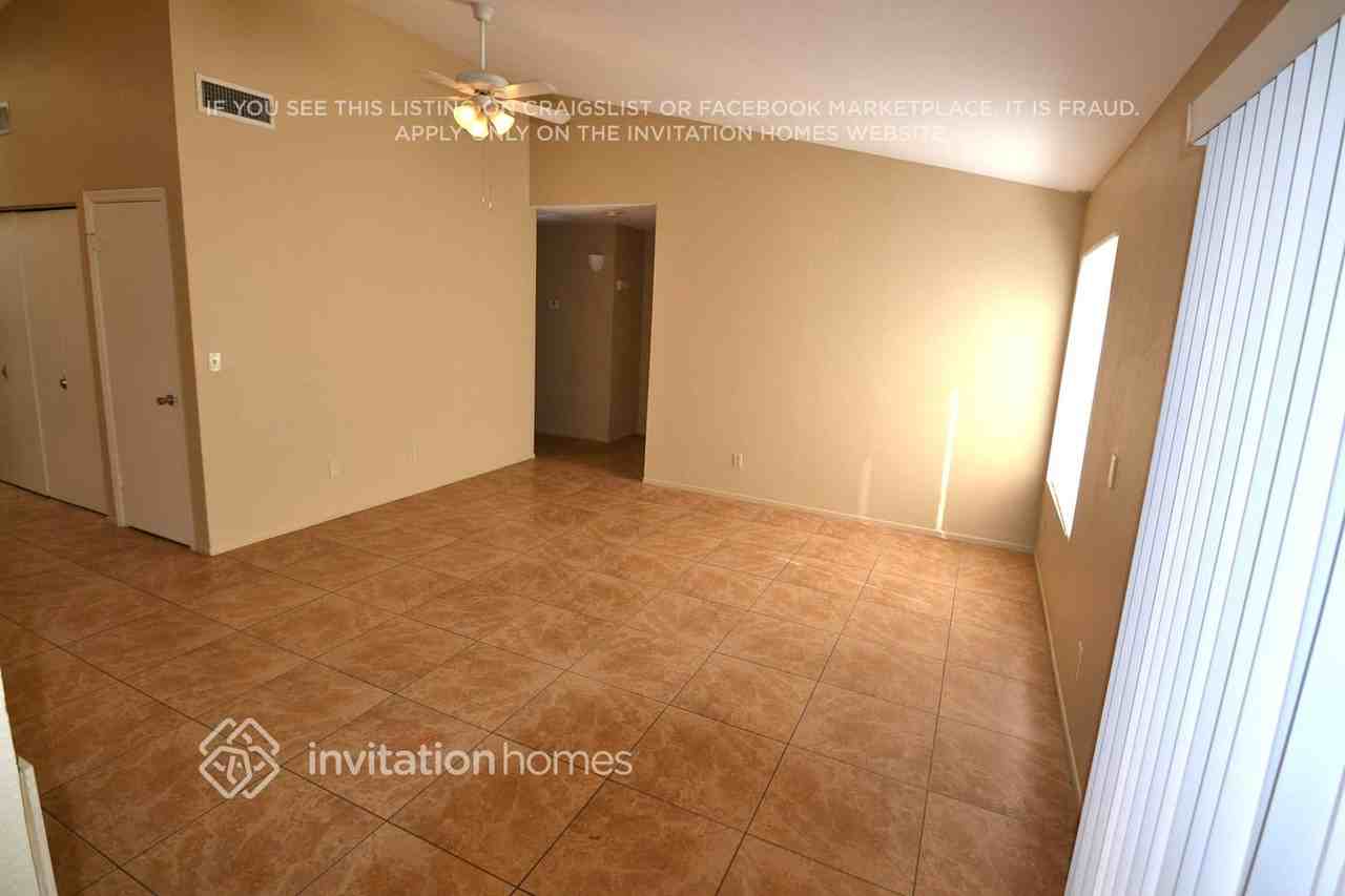6432 W Christy Dr - Photo 3 of 12