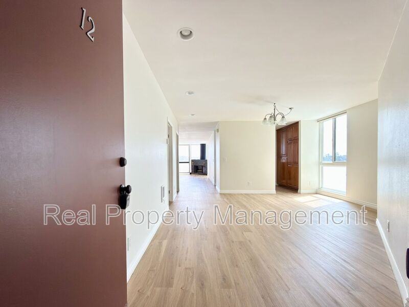 4513 Cove Dr #12 - Photo 3 of 32