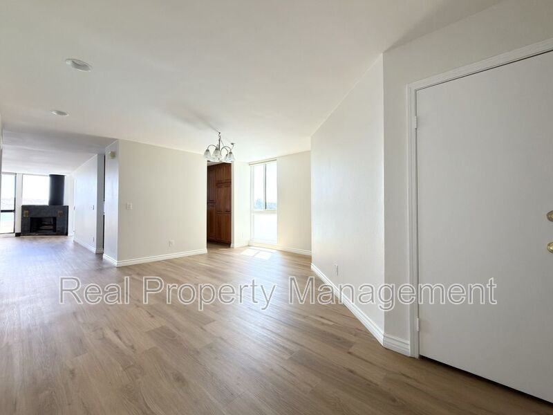 4513 Cove Dr #12 - Photo 4 of 32