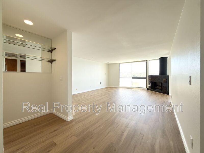 4513 Cove Dr #12 - Photo 6 of 32