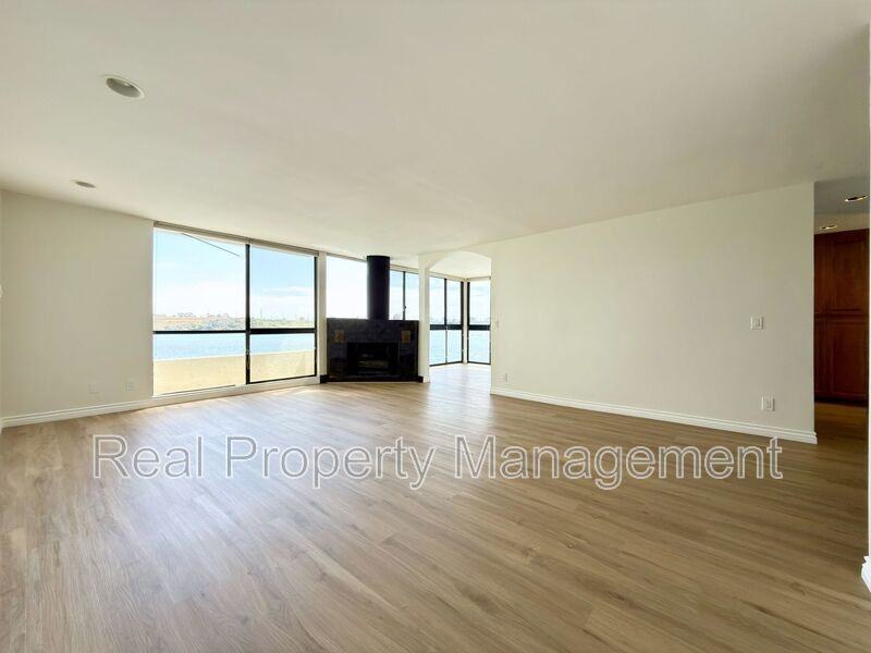 4513 Cove Dr #12 - Photo 7 of 32