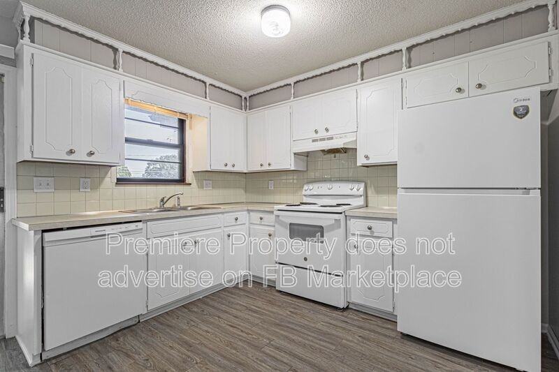 2527 Nw 6th St - Photo 5 of 15