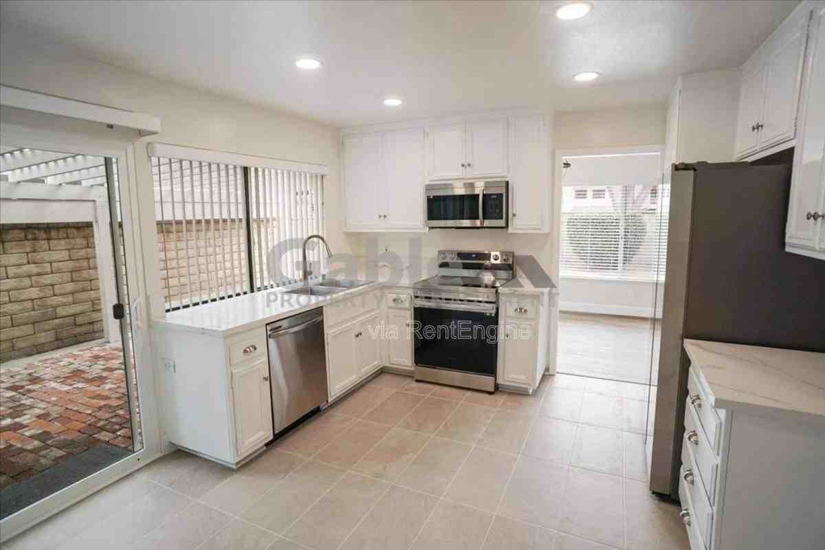 23922 Avenida Entrana - Photo 2 of 10