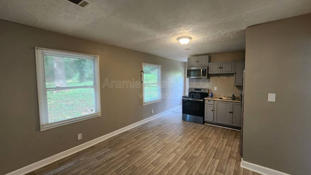 305 Banberry Dr Se - Photo 2 of 10