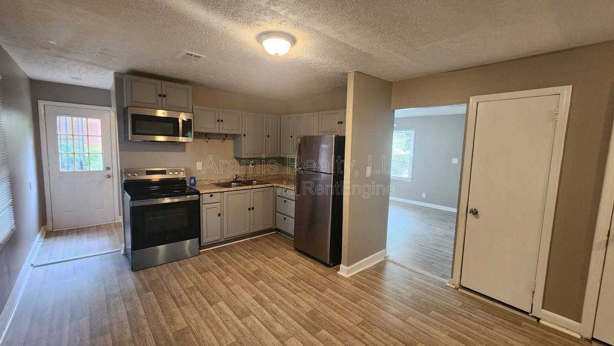 305 Banberry Dr Se - Photo 3 of 10