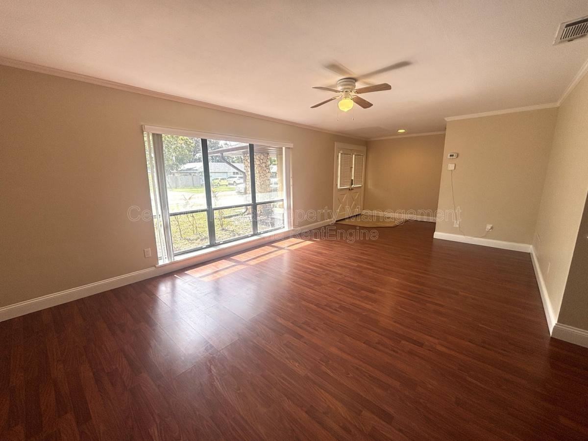 1009 Terry Dr - Photo 3 of 10