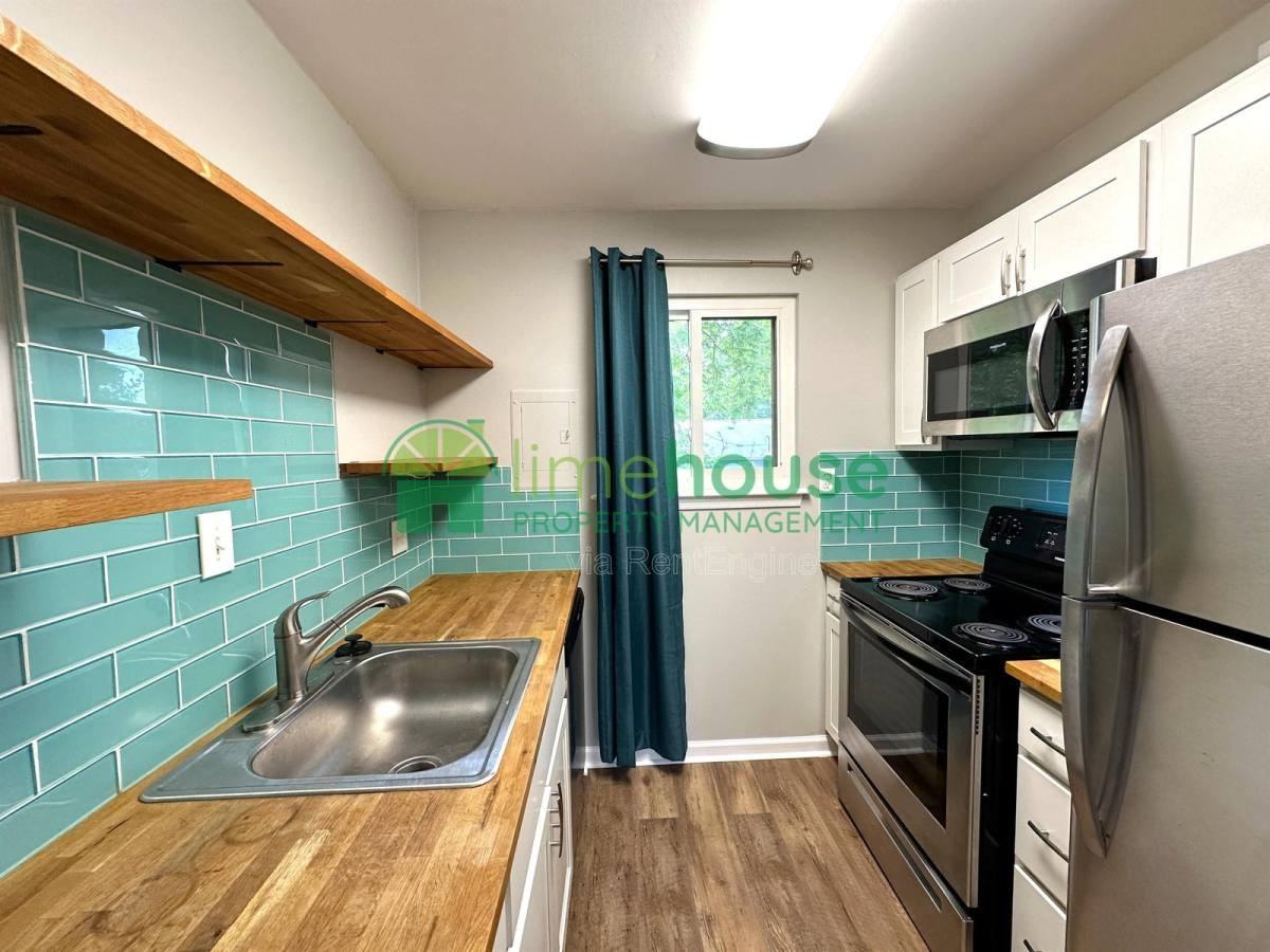 1009 Barclay Sq - Photo 2 of 10