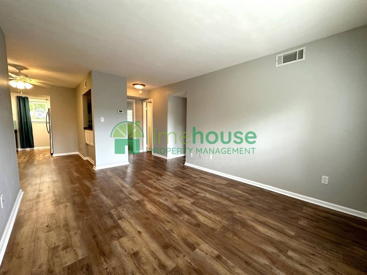 1009 Barclay Sq - Photo 3 of 10
