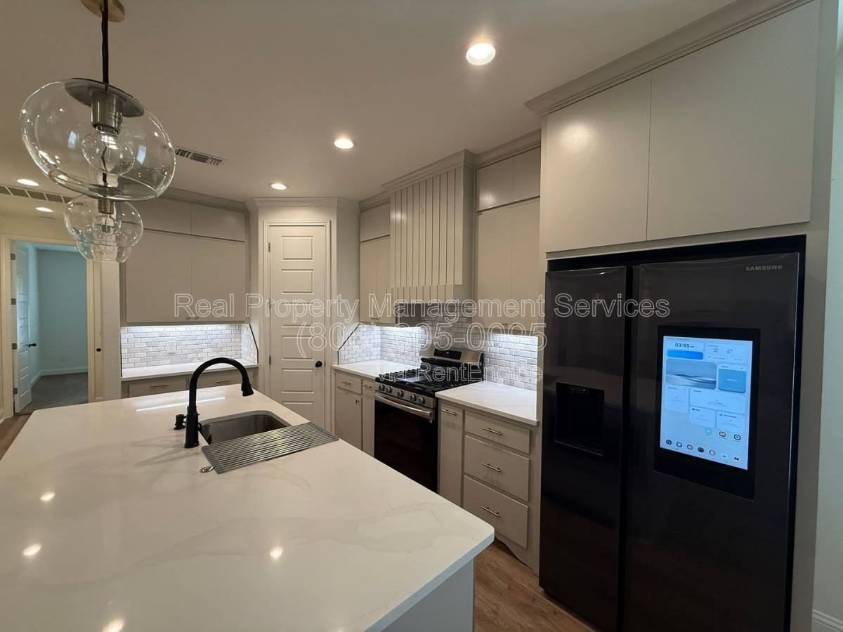 7621 54th St - Photo 3 of 10