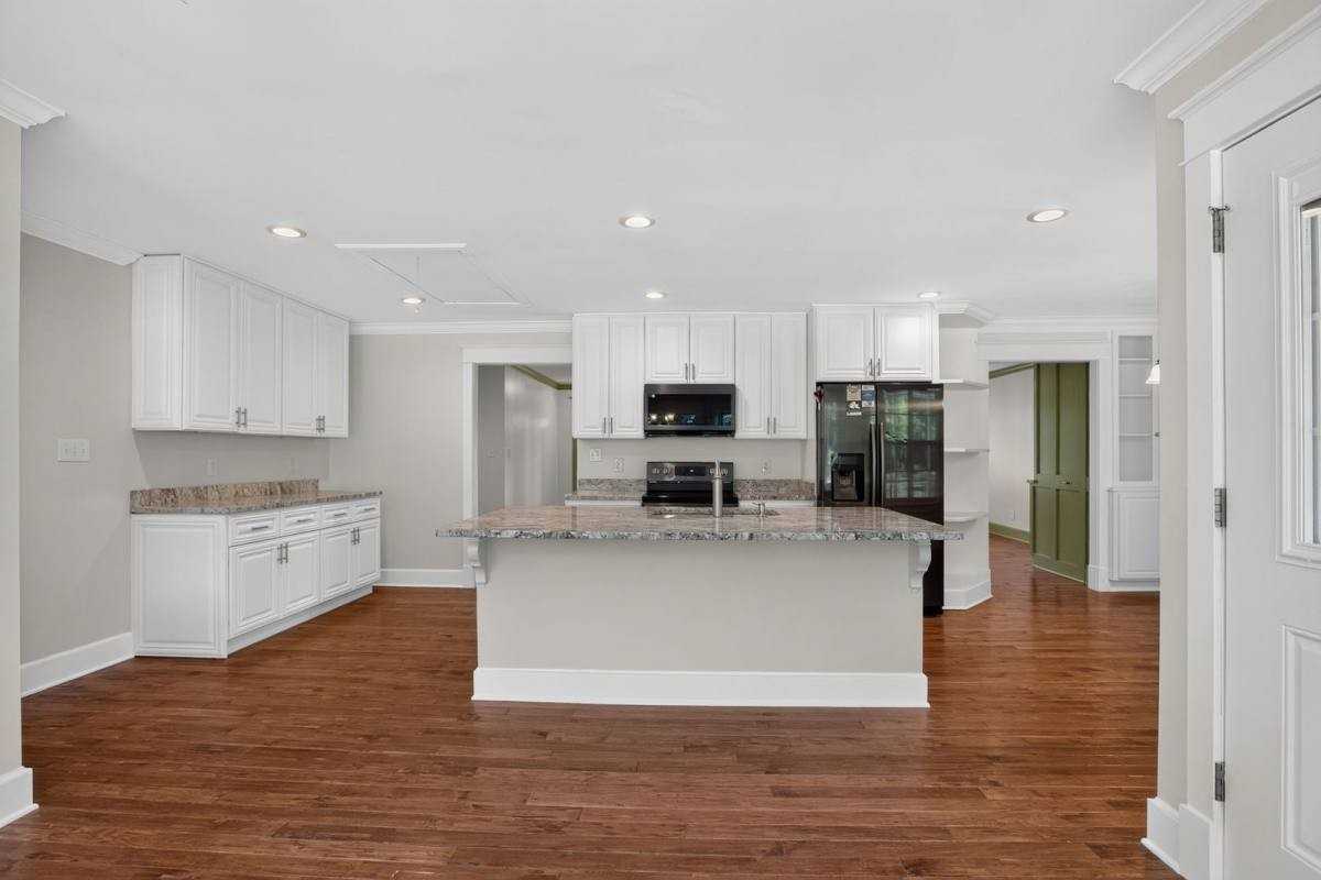 11880 Provident Dr - Photo 3 of 10