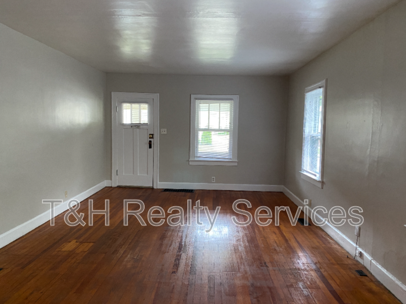6158 Winthrop Ave - Photo 4 of 19