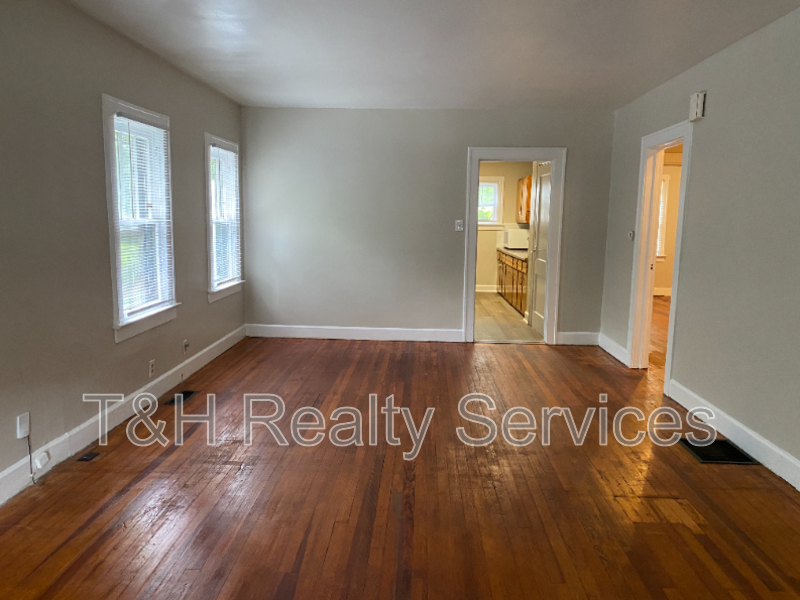 6158 Winthrop Ave - Photo 5 of 19