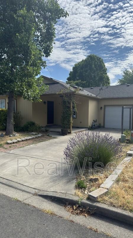 1951 Sw Betty Ln - Photo 2 of 35