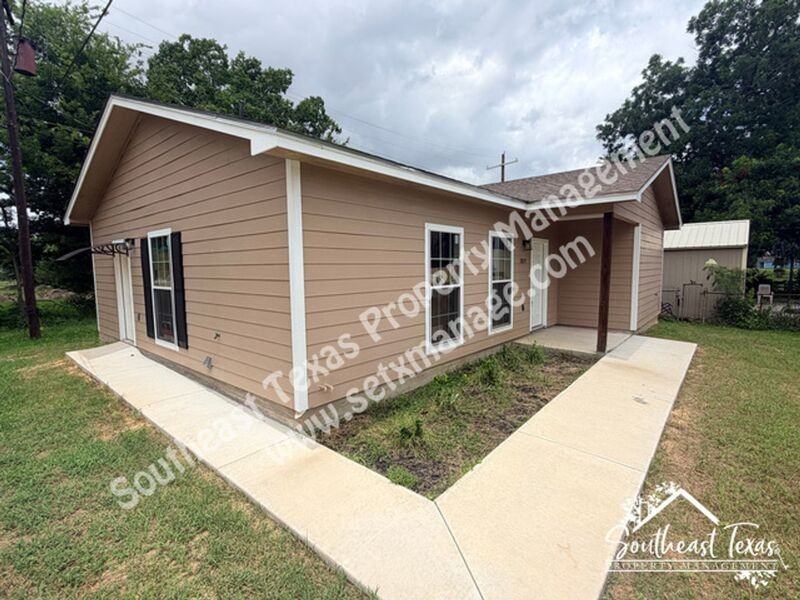 1809 15th St - Photo 2 of 6