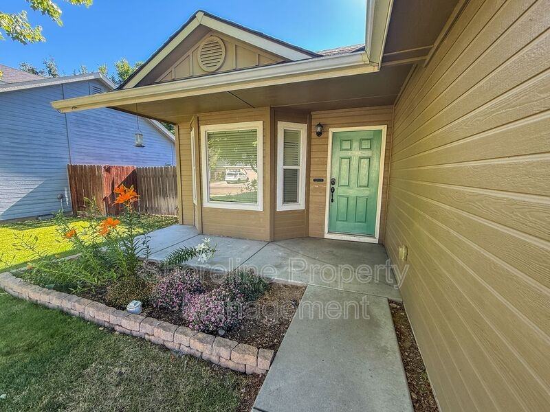3420 N Oakstone Ave - Photo 4 of 42