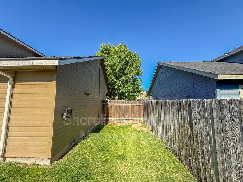3420 N Oakstone Ave - Photo 5 of 42