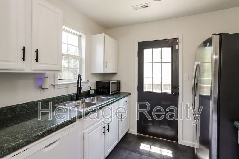 2574 Kenilworth Ln - Photo 2 of 6