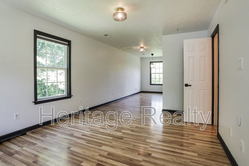 2574 Kenilworth Ln - Photo 4 of 6