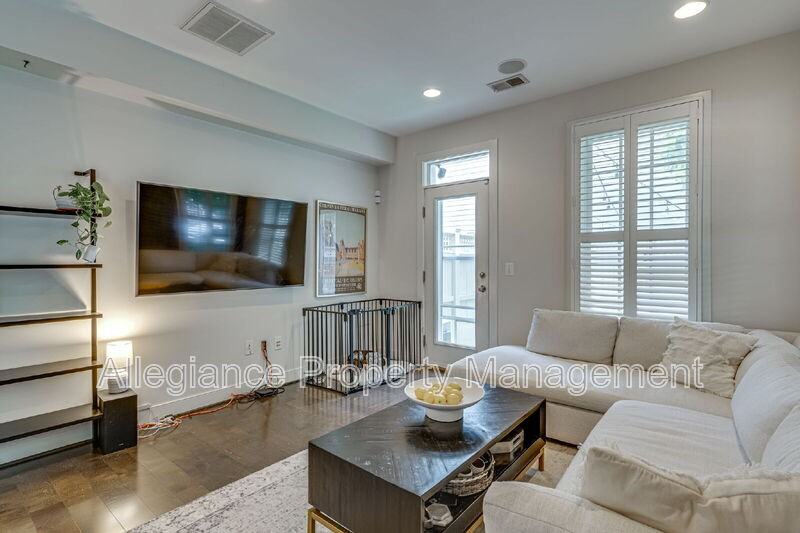944 N Columbus St - Photo 4 of 41