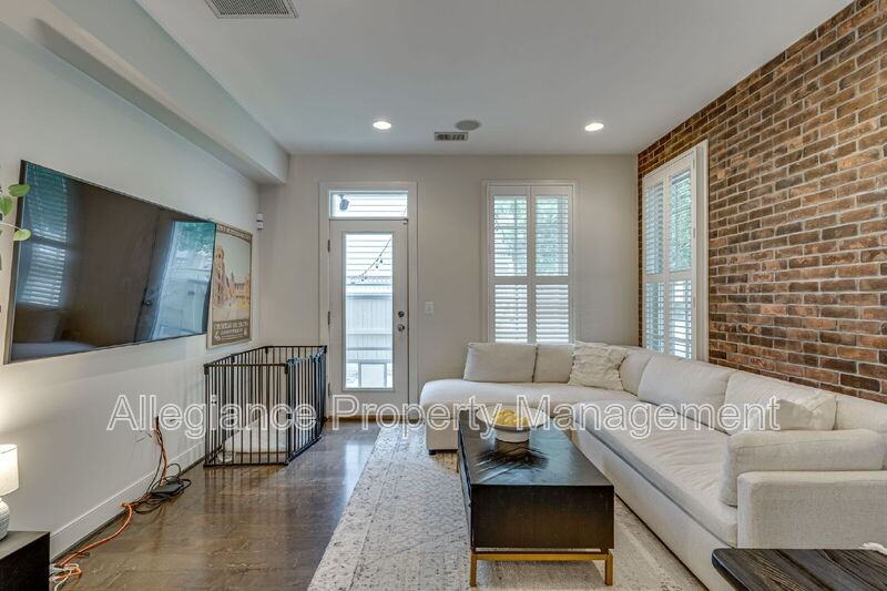 944 N Columbus St - Photo 5 of 41