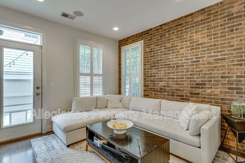 944 N Columbus St - Photo 6 of 41
