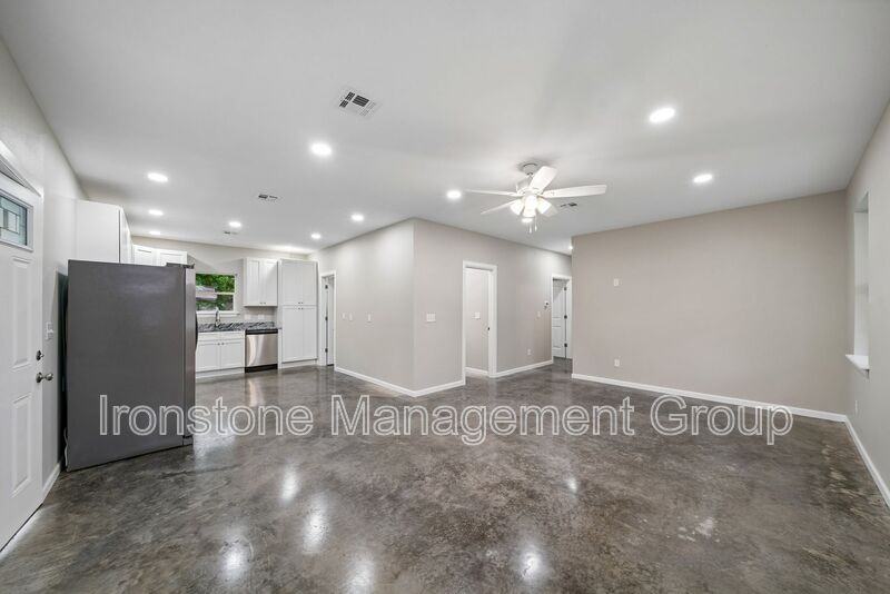 212 W Jackson Ave - Photo 3 of 9