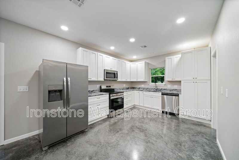 212 W Jackson Ave - Photo 4 of 9