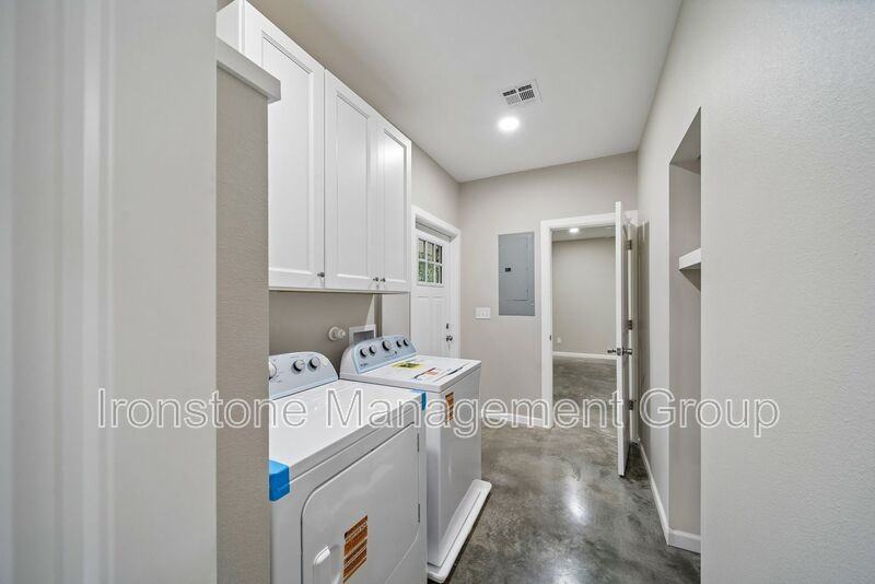 212 W Jackson Ave - Photo 5 of 9