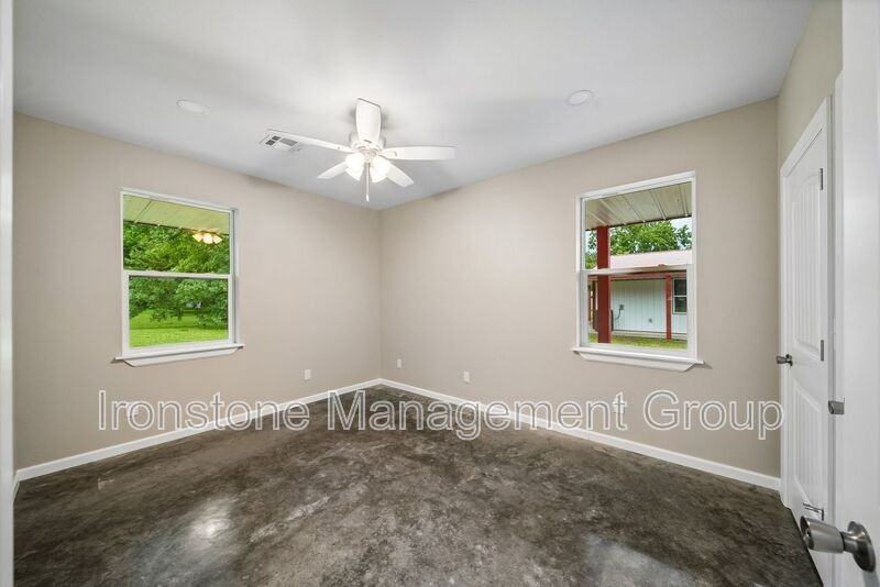 212 W Jackson Ave - Photo 7 of 9