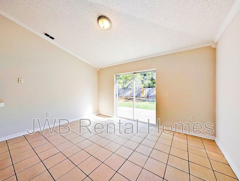 8227 Oak Crossing Dr W - Photo 5 of 21