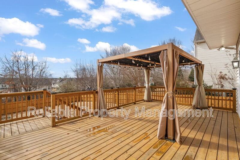156 Haywood Ln - Photo 3 of 33