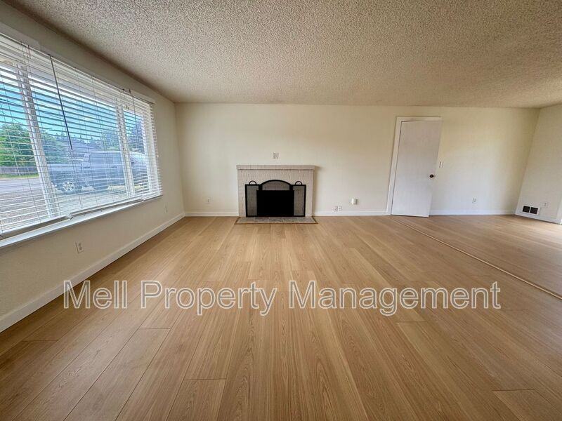 222 E I St - Photo 2 of 17