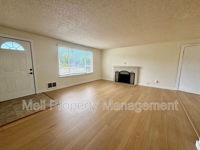 222 E I St - Photo 3 of 17