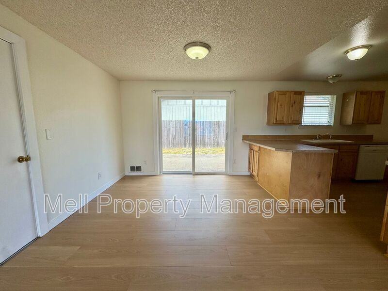 222 E I St - Photo 4 of 17