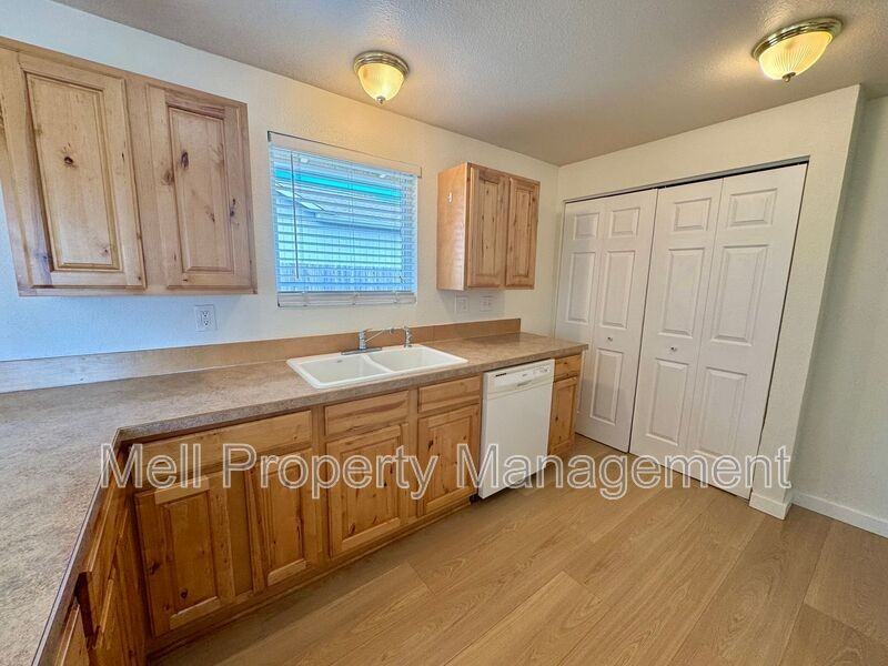 222 E I St - Photo 6 of 17