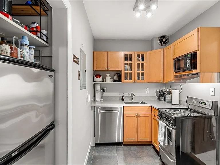 922 Beacon St - Photo 3 of 9