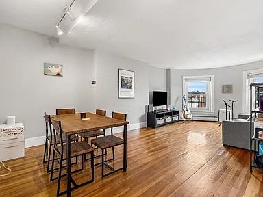 922 Beacon St - Photo 4 of 9