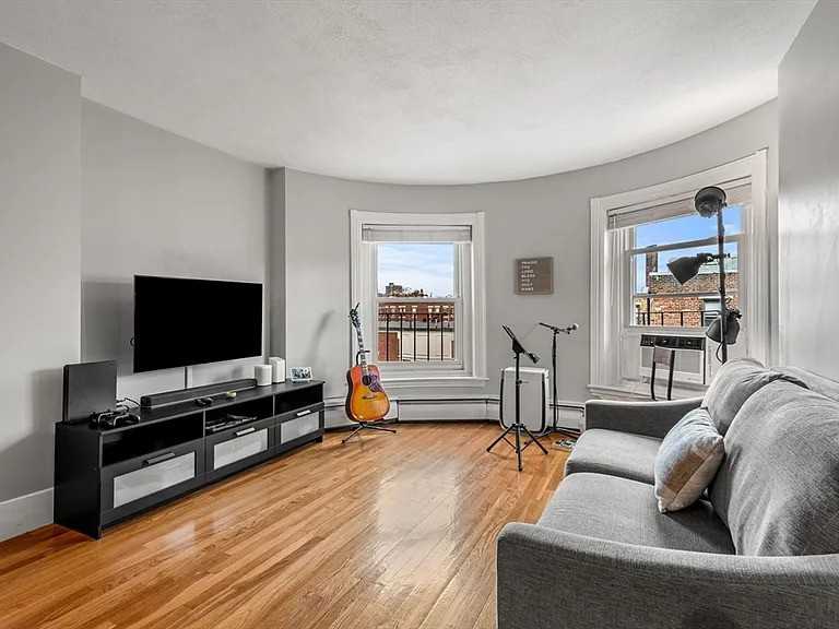 922 Beacon St - Photo 5 of 9