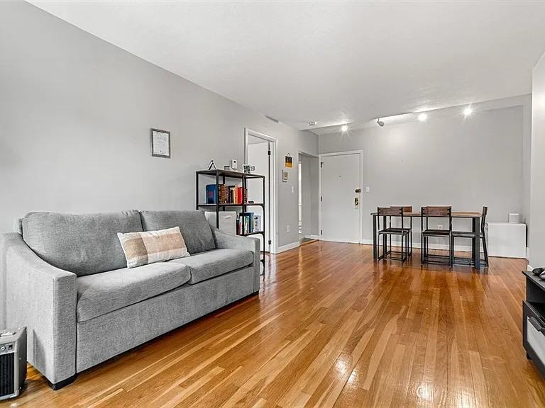 922 Beacon St - Photo 6 of 9