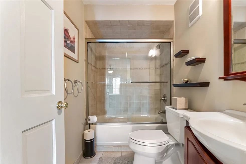 4975 Washington St - Photo 2 of 7