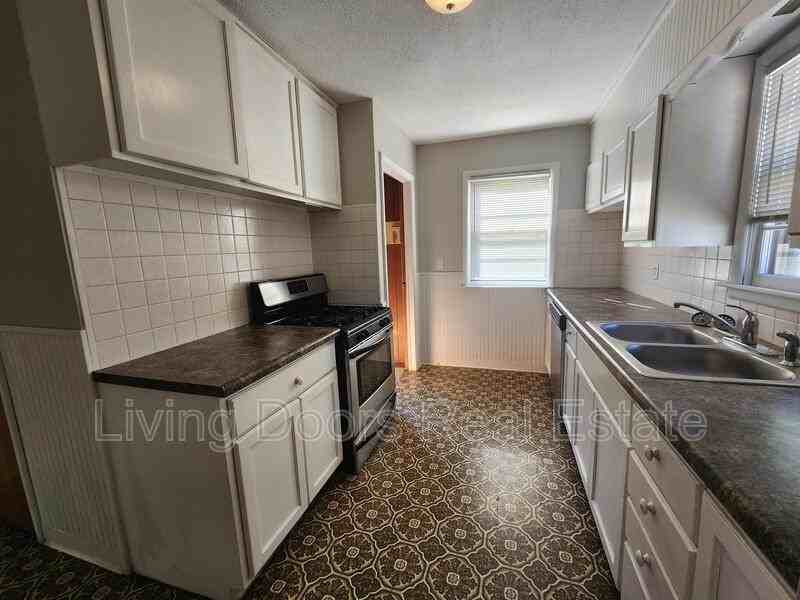 3701 Lewis Ave - Photo 3 of 39